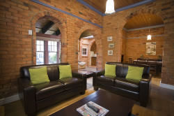 Florennes Heritage Cottage - Lightning Ridge Tourism 3