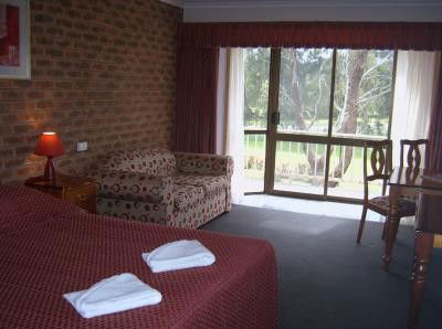 Hume Country Motor Inn - Lightning Ridge Tourism 3