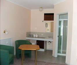 Lazy River Motor Inn - Lightning Ridge Tourism 1