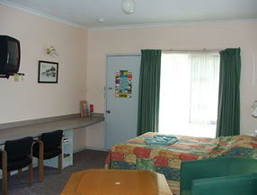 Lazy River Motor Inn - Lightning Ridge Tourism 2