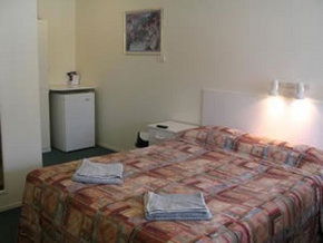Golden Chain Murray River Motel - Lightning Ridge Tourism 1
