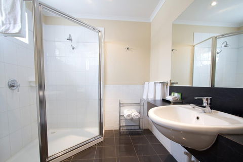 Lake Inn Ballarat - Lightning Ridge Tourism 1
