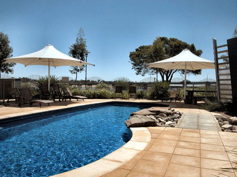 Majestic Oasis Apartments - Lightning Ridge Tourism 0