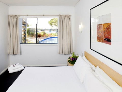Majestic Oasis Apartments - Lightning Ridge Tourism 2