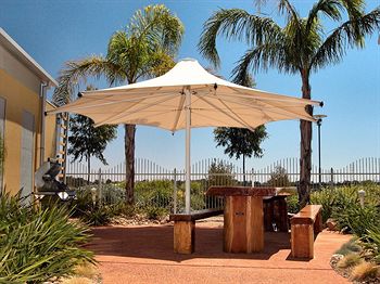 Majestic Oasis Apartments - Lightning Ridge Tourism 3