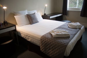The Grand Hotel - Lightning Ridge Tourism 0