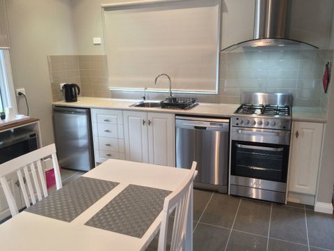 High Peaks Cottages - Lightning Ridge Tourism 2