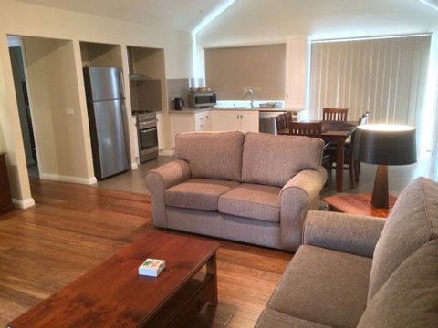 High Peaks Cottages - Lightning Ridge Tourism 4