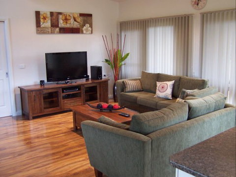 High Peaks Cottages - Lightning Ridge Tourism 5