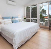 Buoys on Queens - Lightning Ridge Tourism