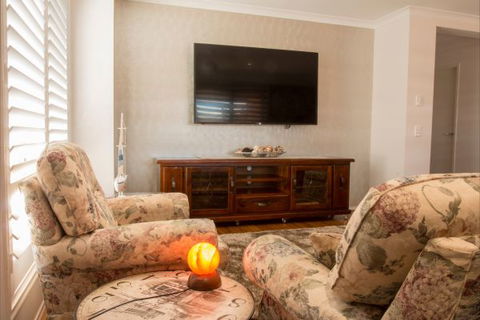 Sea Escape - Lightning Ridge Tourism 6