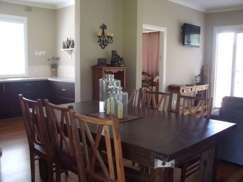 White Cedars Cottage - Lightning Ridge Tourism 1