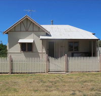 Ellison's Holiday Home - Lightning Ridge Tourism