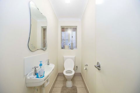 Alpha Homestay - Lightning Ridge Tourism 6