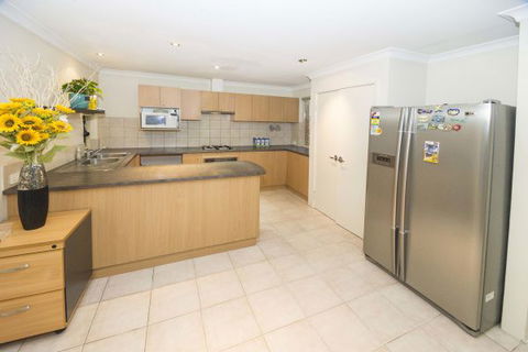 Alpha Homestay - Lightning Ridge Tourism 7