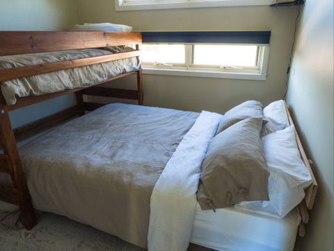 Alice's Palace Ocean Grove - Lightning Ridge Tourism 7