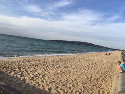 Barefoot Beach Stays - Lightning Ridge Tourism 3