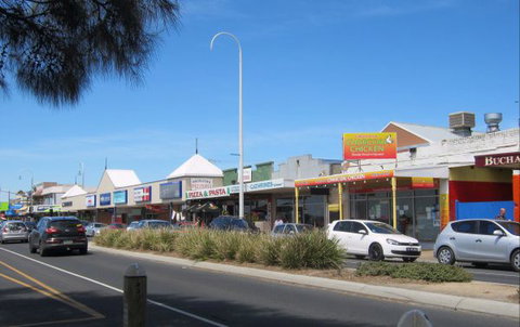 Barefoot Beach Stays - Lightning Ridge Tourism 6
