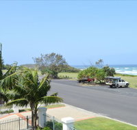 Breakers 1 / 5 at Yamba - Lightning Ridge Tourism