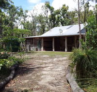 Byfield Cabins on Waterpark Creek - Lightning Ridge Tourism