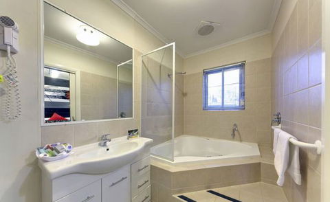 Comfort Inn And Suites Georgian - Lightning Ridge Tourism 3