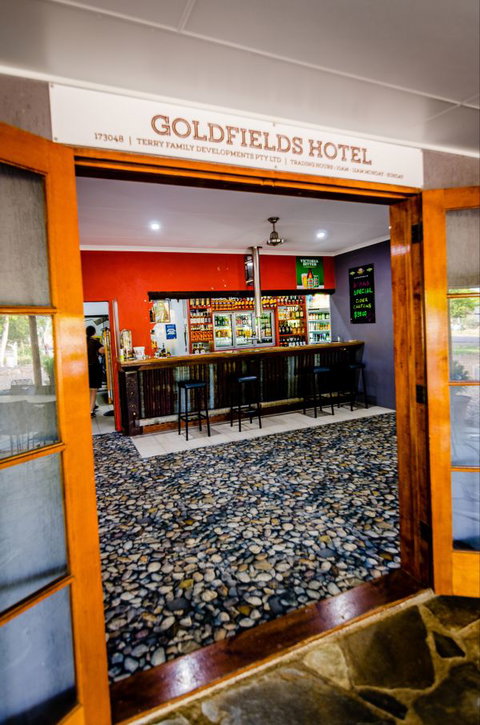 Goldfields Hotel And Finnigan's Rest - Lightning Ridge Tourism 3