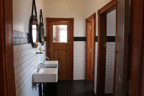 Guildford Hotel - Lightning Ridge Tourism 4