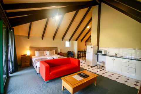 Hahndorf Motel - Lightning Ridge Tourism 1