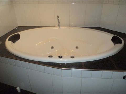 Hahndorf Motel - Lightning Ridge Tourism 3