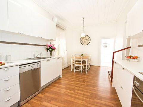 Queen's Cottage Barossa Valley - Lightning Ridge Tourism 4