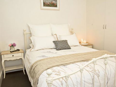 Queen's Cottage Barossa Valley - Lightning Ridge Tourism 6