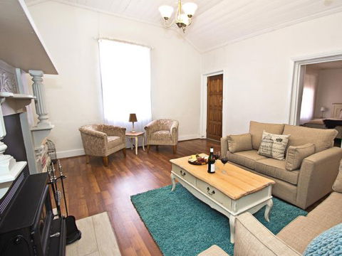 Queen's Cottage Barossa Valley - Lightning Ridge Tourism 10