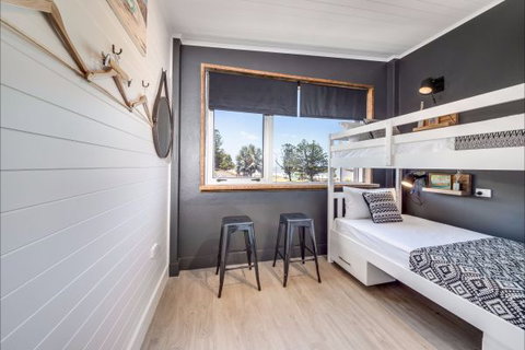 Stranded Beach Stay Yeppoon - Lightning Ridge Tourism 1