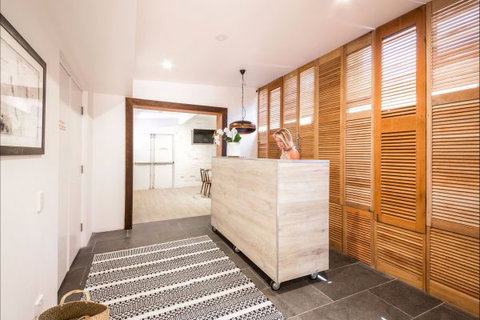 Stranded Beach Stay Yeppoon - Lightning Ridge Tourism 2