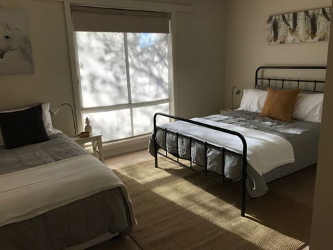 Townhouse On Deas - Lightning Ridge Tourism 3