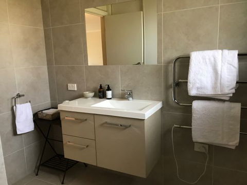 Townhouse On Deas - Lightning Ridge Tourism 4