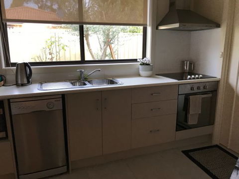 Townhouse On Deas - Lightning Ridge Tourism 5
