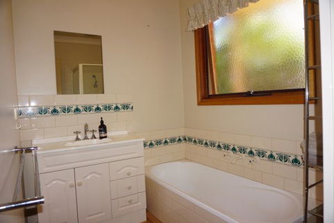 Abrigo Apartment - Lightning Ridge Tourism 5