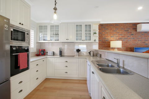 Abbey Rose - Lightning Ridge Tourism 0