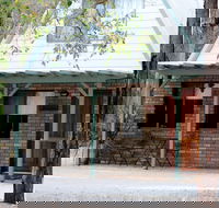 Caves Road Chalets - Lightning Ridge Tourism