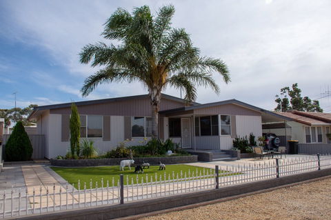 Chrissie's Palace - Lightning Ridge Tourism 0