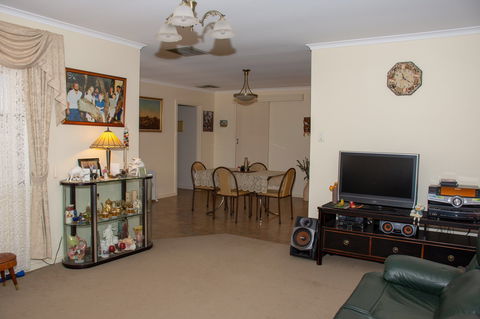Chrissie's Palace - Lightning Ridge Tourism 5