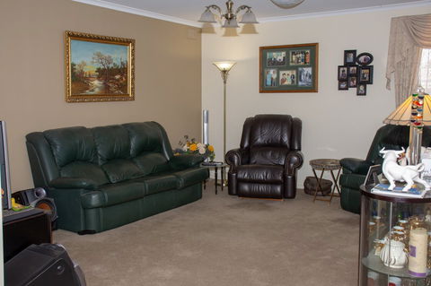 Chrissie's Palace - Lightning Ridge Tourism 6