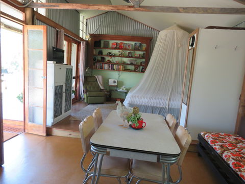 Fig Tree Retro Studio - Lightning Ridge Tourism 7