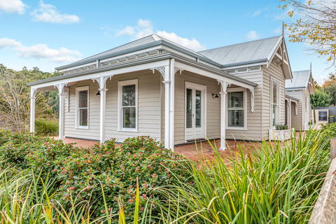Grandview Accommodation - The Elm Tree Apartments - Lightning Ridge Tourism 1