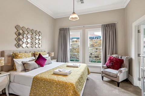 Grandview Accommodation - The Elm Tree Apartments - Lightning Ridge Tourism 2