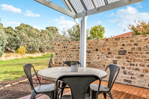 Grandview Accommodation - The Elm Tree Apartments - Lightning Ridge Tourism 4
