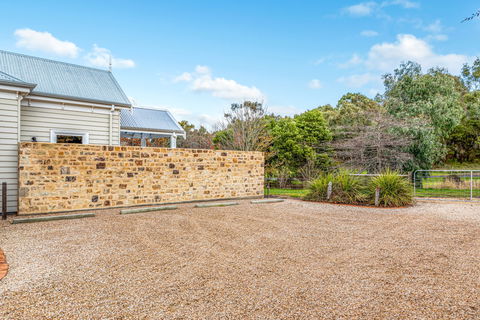 Grandview Accommodation - The Elm Tree Apartments - Lightning Ridge Tourism 7