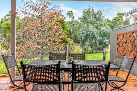 Grandview Accommodation - The Elm Tree Apartments - Lightning Ridge Tourism 9