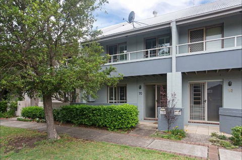 Honeysuckle Townhouses - Lightning Ridge Tourism 0